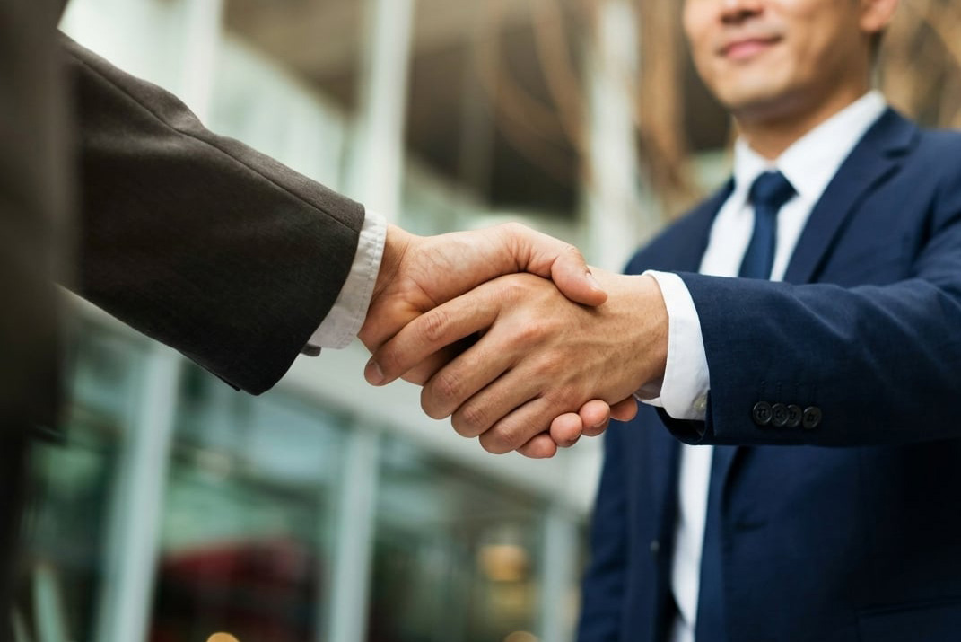 education shake hand